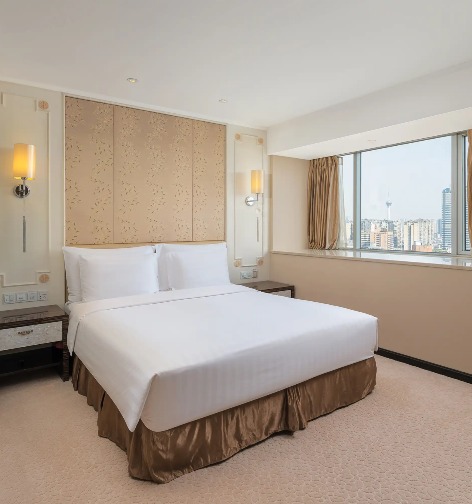 King bed in the Deluxe King Room at Dorsett Chengdu.